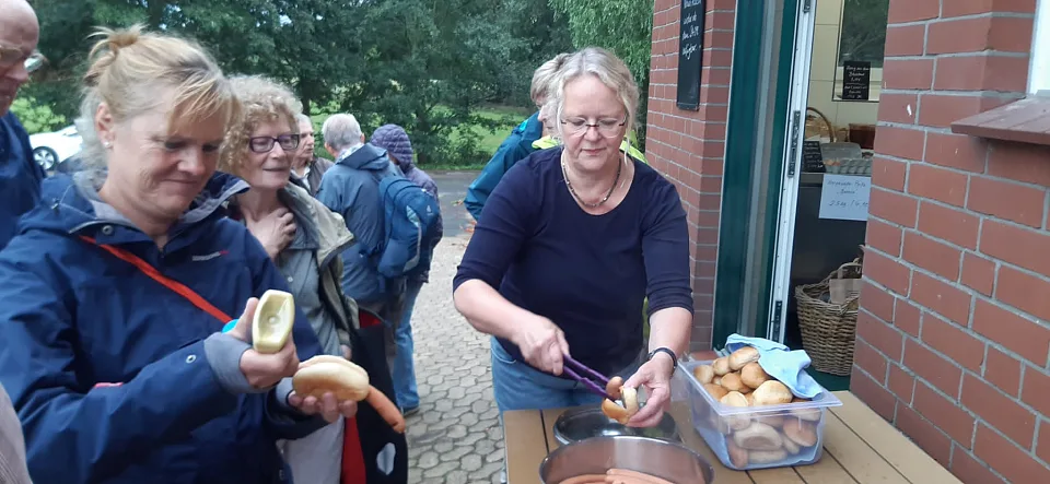 Betrieb "Hemmlisch" der Familie Geerken: Als Abschluss Einladung zu Wurst von den Angusrindern und zu selbstgemachter Limonade.