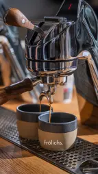 Das Foto zeigt die Zubereitung von zwei Tassen Kaffee. 
&tilde; Bildnachweis: Joscha Frölich