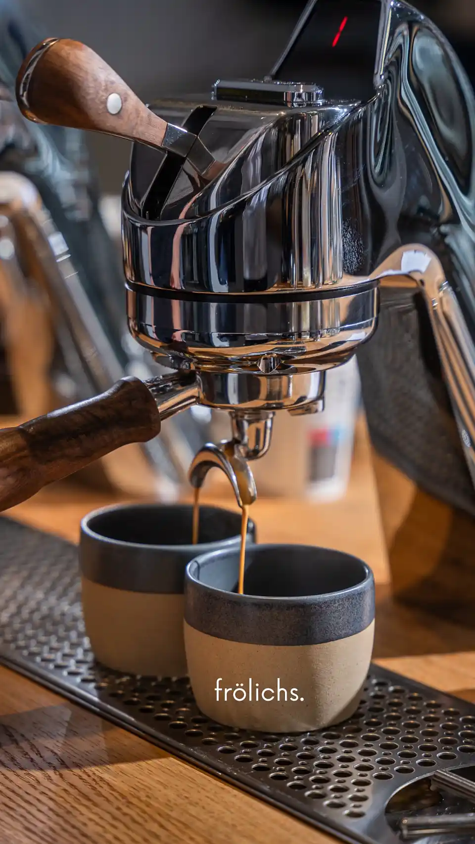 Das Foto zeigt die Zubereitung von zwei Tassen Kaffee.