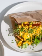 Das Bild zeigt ein kunstvoll angerichtetes Sandwich auf einem weißen Teller. 
&tilde; Bildnachweis: Joscha Frölich