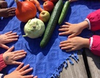 Kinderhände und verschiedenes Gemüse