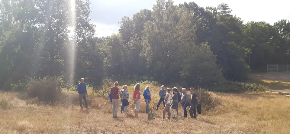 Biohof Blumenthal: Mit Ulli Vey und Henrich Klugkist (Naturschutzbeh&ouml;rde) mit Interessierten auf den Naturschutzwiesen vom Biohof Blumenthal.