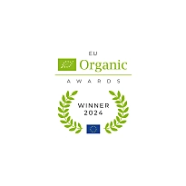 Das Bild zeigt das Logo der EU Organic Awards 2024. Oben ist ein Blatt-Symbol mit „EU Organic“, darunter steht „AWARDS“. In einem grünen Blattkranz steht „WINNER 2024“, mit einer EU-Flagge am unteren Rand. © Europäische Union, 1995–2024