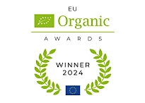 Das Bild zeigt das Logo der EU Organic Awards 2024. Oben ist ein Blatt-Symbol mit „EU Organic“, darunter steht „AWARDS“. In einem grünen Blattkranz steht „WINNER 2024“, mit einer EU-Flagge am unteren Rand. © Europäische Union, 1995–2024